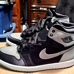 Nike Air Jordan 1 retro high OG basketball shoes women’s 12 men’s 10.5!